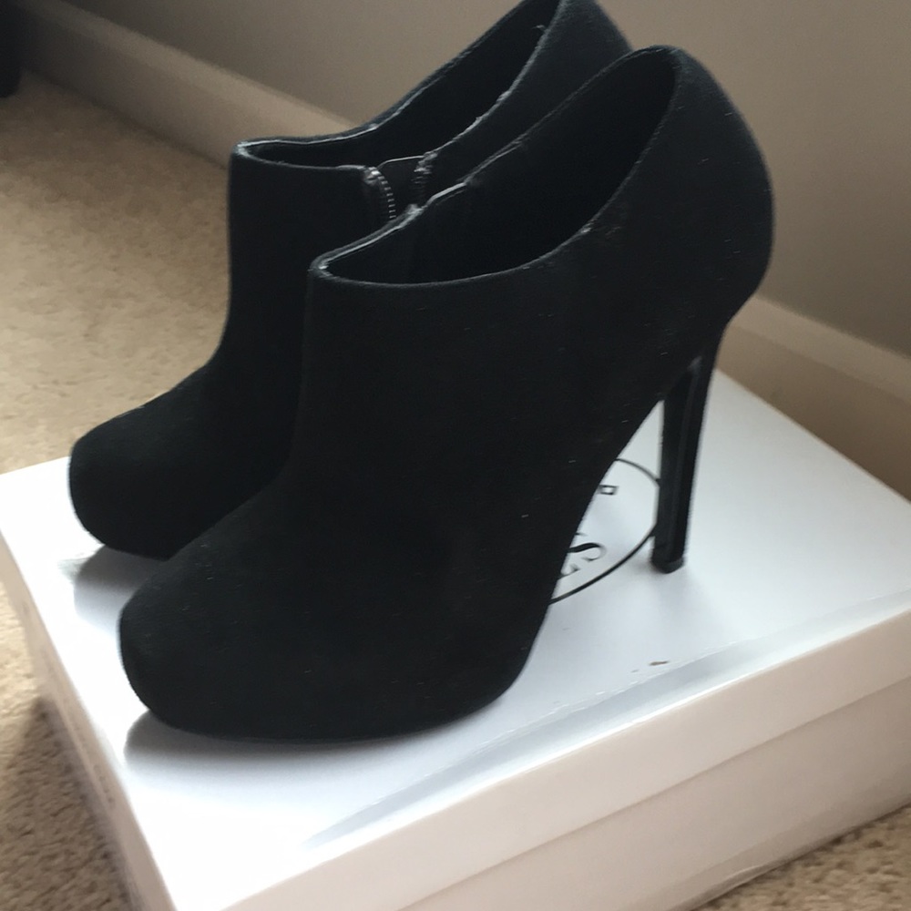 Steve Madden Galoree Black suede bootie